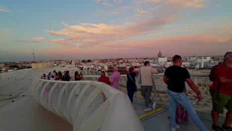 Aufnahme-Von-Touristen,-Die-Abends-Den-Sonnenuntergang-In-Las-Setas-De-Sevilla,-Auch-Bekannt-Als-Metropol-Parasol,-Sevilla,-Spanien,-Beobachten