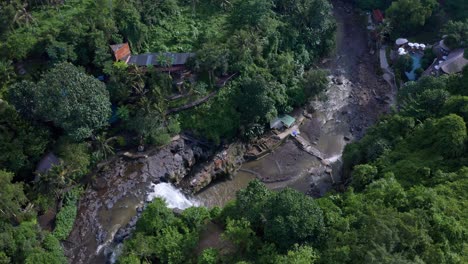Vista-Aérea-Sobre-La-Cascada-De-Tegenungan-Con-El-Puente-De-Cristal-Blangsingah-En-Bali,-Indonesia---Disparo-De-Drones