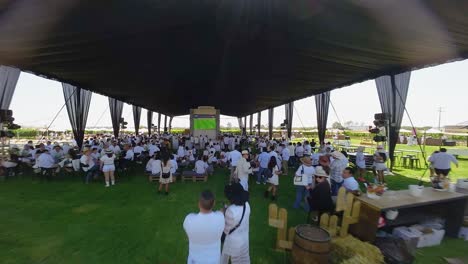 Experimenta-La-Vibrante-Escena-De-Un-Partido-De-Fútbol-Ambientado-En-Una-Granja,-Donde-Cada-Participante-Está-Vestido-De-Blanco.