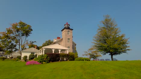 Empuje-Lento-En-Una-Toma-Del-Gran-Museo-Sodus-Y-El-Faro-En-Sodus-Point,-Lugar-De-Vacaciones-En-Nueva-York-En-La-Punta-De-La-Tierra-A-Orillas-Del-Lago-Ontario.