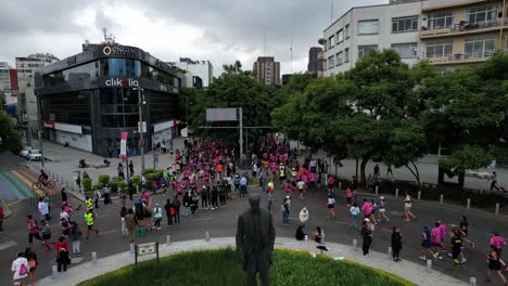 Toma-De-Drone-Del-Maratón-De-La-Ciudad-De-México-Cerca-De-La-Estatua-De-Mazaryk