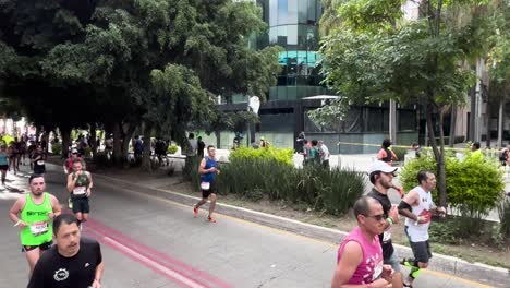Toma-En-Cámara-Lenta-De-Personas-Corriendo-El-Maratón-De-La-Ciudad-De-México-En-Polanco-Por-La-Mañana