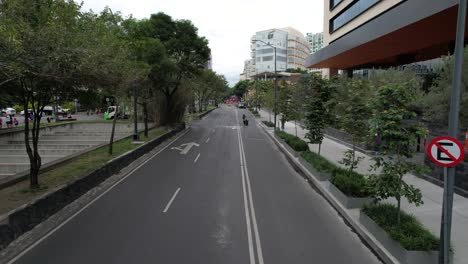 Toma-De-Una-Calle-Vacía-En-La-Ciudad-De-México-Por-La-Mañana-En-La-Zona-De-Polanco.