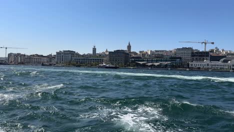 Blick-Auf-Istanbul,-Türkei,-Von-Der-Rückseite-Des-Bootes,-Das-Den-Fluss-Hinauffährt