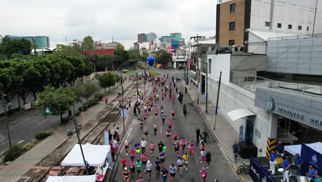 Seitliche-Drohnenaufnahme-Des-Mexico-City-Marathons-In-Der-Polanco-Zone