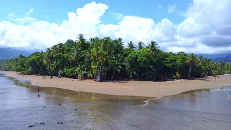 Vista-Aérea,-Gente-Caminando-Por-La-Playa-En-El-Parque-Nacional-Marino-Bellena,-Costa-Rica