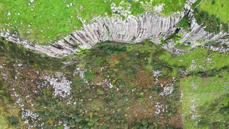 Luftaufnahme-Der-Wunderschönen-Klippen-Von-Fair-Head-In-Nordirland-Aus-Der-Vogelperspektive-Mit-Blick-Auf-Die-Unberührte-Natur-Und-Ein-Einzigartiges-Ziel-Für-Ein-Abenteuer-Für-Wanderer-Und-Kletterer