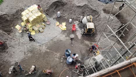 Los-Trabajadores-Vierten-Hormigón-En-El-Sitio-De-Construcción-De-Un-Nuevo-Edificio-Residencial-En-El-Centro-De-La-Ciudad.