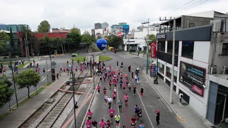 Drohnenaufnahme-Des-Mexiko-Stadt-Marathons-In-Der-Nähe-Der-Bahnstrecke