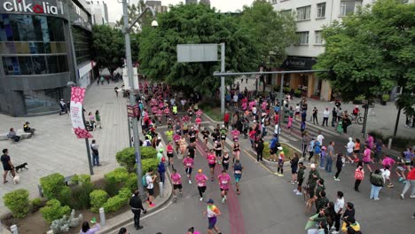 Drohnenaufnahme-Von-Läufern,-Die-Während-Des-Mexico-City-Marathons-In-Polanco-Vorbeikommen