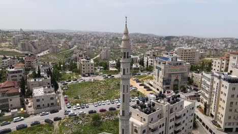 Minarete-De-La-Mezquita-Con-Vistas-Al-Barrio-Residencial-De-La-Ciudad-De-Ramallah,-Palestina