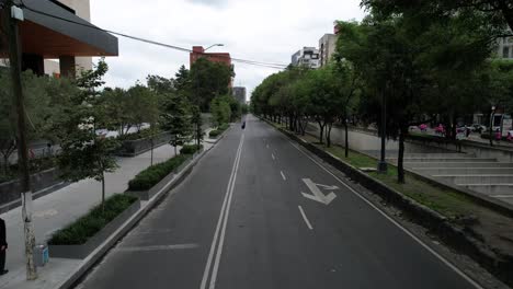 Toma-De-Calle-Principal-Vacía-En-La-Ciudad-De-México-Por-La-Mañana-En-La-Zona-De-Polanco.