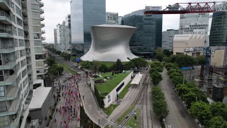 Drohnenaufnahme-Des-Mexiko-Stadt-Marathons-In-Der-Nähe-Des-Soumaya-Museums-Am-Morgen