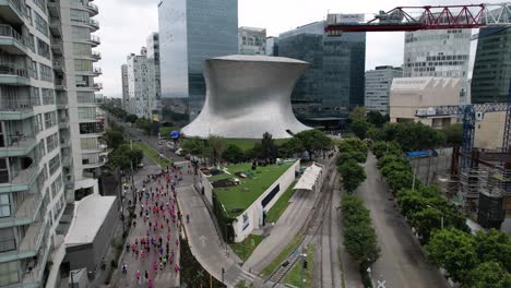 drone-shot-of-maraton-de-la-ciudad-de-mexico-near-museo-Soumaya-at-morning