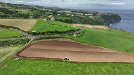 Panorama-Luftaufnahme-Von-Ländlichen-Feldern-Und-Traktoren-In-Sao-Miguel,-Azoreninsel,-Portugal