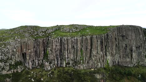 Aufsteigende-Luftdrohnenaufnahme-Der-Wunderschönen-Klippen-Von-Fair-Head-Cliffs-In-Nordirland-Mit-Blick-Auf-Die-Unberührte-Natur-Und-Ein-Einzigartiges-Ziel-Für-Ein-Abenteuer-Für-Wanderer-Und-Kletterer
