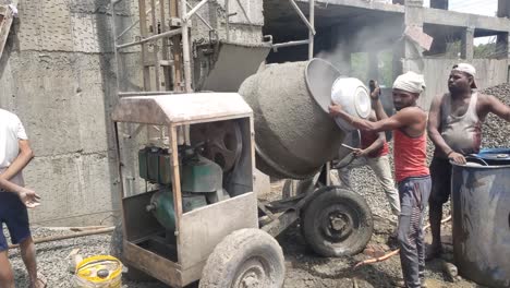 Materias-Primas-Utilizadas-Para-Los-Materiales-De-Construcción-En-El-Nuevo-Sitio-De-Construcción:-Máquina-Mezcladora-De-Concreto,-Piedra-Triturada-Agregada-Y-Bolsa-De-Cemento