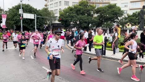 Toma-En-Cámara-Lenta-De-Corredores-En-El-Maratón-De-La-Ciudad-De-México-Cerca-De-La-Línea-De-Meta-Por-La-Mañana.