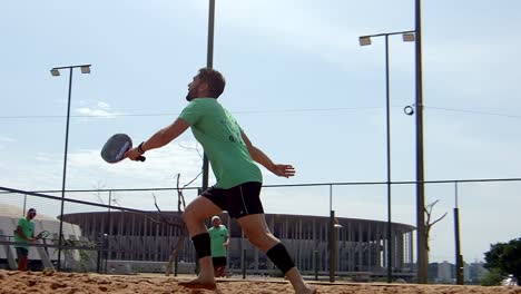 El-Hombre-Juega-Sirviendo-Pelota-En-La-Cancha-De-Tenis-De-Padel-Beach.