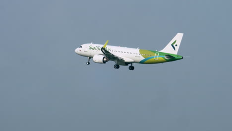 Avión-De-Salam-Air-Aterrizando-En-El-Aeropuerto-De-Suvarnabhumi,-Tailandia
