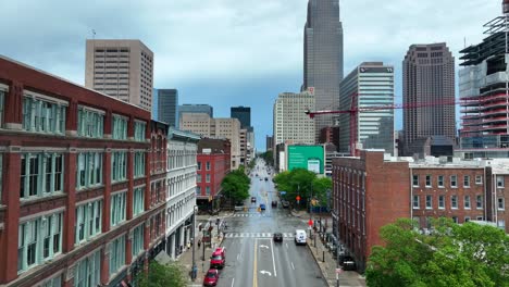 Una-Vibrante-Vista-De-La-Calle-En-El-Centro-De-Cleveland,-Ohio,-Que-Muestra-Una-Combinación-De-Arquitectura-Histórica-Y-Rascacielos-Modernos.