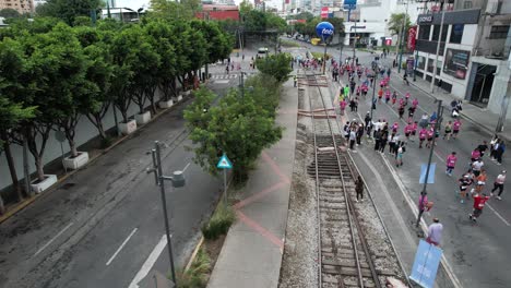 Drohnenaufnahme-Des-Maraton-De-La-Ciudad-De-Mexico-Mit-Eisenbahnschienen
