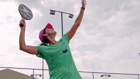 Mujer-Haciendo-Un-Servicio-De-Pádel,-Lanza-La-Pelota-Y-La-Rompe-En-Cámara-Lenta,-Toma-Cinematográfica