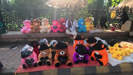 Un-Comerciante-Vende-Juguetes-De-Peluche-Para-El-Día-De-San-Valentín-En-Seat-Road