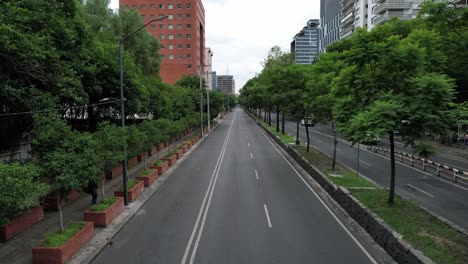 Toma-De-Drone-De-Una-Calle-Completamente-Vacía-En-La-Ciudad-De-México.