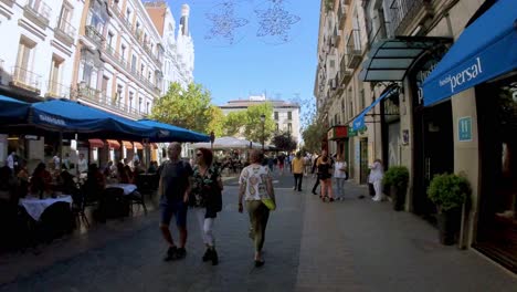 España,-Pasea-Por-La-Gran-Vía,-El-Animado-Bulevar-De-Madrid,-A-Través-Del-Objetivo-De-Nuestra-Toma-Con-Cardán,-Y-Descubre-El-Encanto-Infinito-De-La-Ciudad