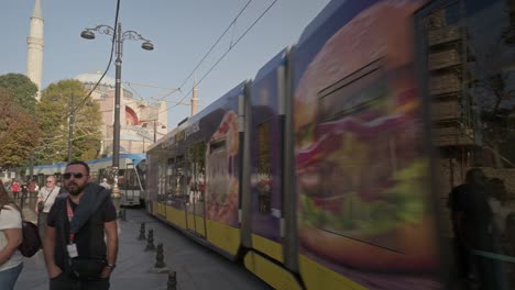 Istanbuler-Straßenbahn-In-Der-Hagia-Sophia,-Dem-Belebten-Touristenviertel-Sultanahmet