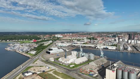 Stadt-Aarhus-Dänemark-Vom-Hafen-Und-Industriegebiet-Am-Meer-Aus-Gesehen---Vorwärtsbewegende-Sommerantenne
