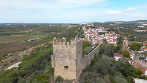 Luftaufnahme-Rund-Um-Die-Mauern-Der-Burg-Von-Óbidos