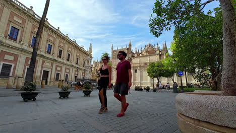Menschen-Genießen-Einen-Sonnigen-Nachmittag-Im-Atrium-Der-Kathedrale-Von-Sevilla