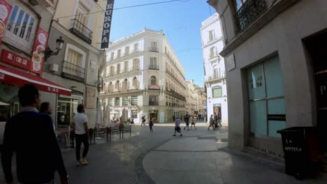 Madrid,-Spanien:-Verlieren-Sie-Sich-Im-Pulsierenden-Rhythmus-Von-Madrid,-Während-Sie-Die-Gran-Via-Erkunden.-Dank-Unserer-Gimbal-Aufnahme-Haben-Sie-Das-Gefühl,-Mittendrin-Zu-Sein