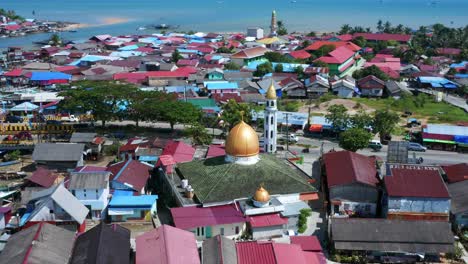 Mosque-In-The-Coastal-Town-Of-Balikpapan-In-East-Kalimantan,-Manggar-Region-Near-Nusantara,-Indonesia
