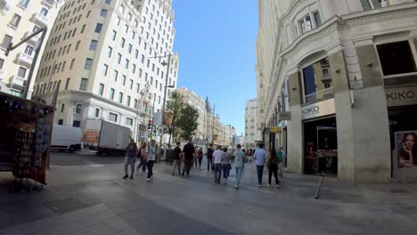 Madrid,-España:-Pasea-Por-La-Gran-Vía,-El-Animado-Bulevar-De-Madrid,-A-Través-Del-Objetivo-De-Nuestra-Toma-Con-Cardán,-Y-Descubre-El-Encanto-Infinito-De-La-Ciudad.