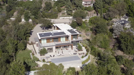 4K-Drohnenaufnahme-Eines-Großen-Modernen-Anwesens-In-Beverly-Hills,-Kalifornien