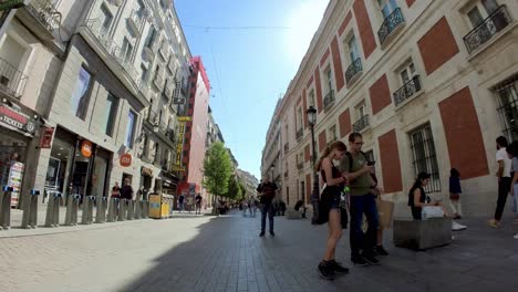 Spanien,-Erleben-Sie-Die-Reizüberflutung-Der-Gran-Via-Von-Madrid-Mit-Einer-Kardanischen-Aufnahme,-Die-Das-Wesen-Dieser-Geschäftigen-Straße-Einfängt