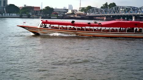 La-Gente-A-Bordo-De-Un-Crucero-Por-El-Río-Disfruta-De-Las-Vistas-A-Lo-Largo-Del-Río-Chao-Phraya,-Una-Puerta-De-Entrada-A-Las-Principales-Atracciones-Turísticas-De-Bangkok,-Tailandia