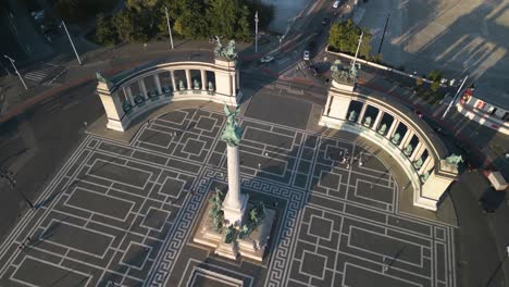 Monumento-Del-Milenio-En-La-Plaza-De-Los-Héroes