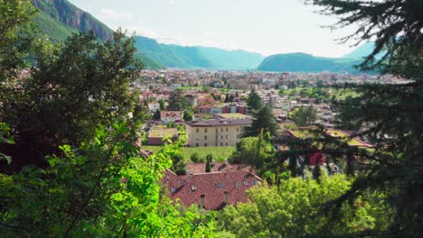 Vista-De-Bolzano---Bolzano-Desde-Arriba-Hacia-El-Sur,-Tirol-Del-Sur,-Italia