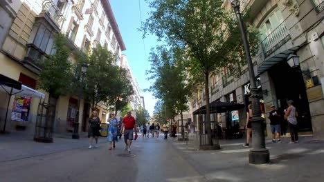 España,-Embárcate-En-Un-Cautivador-Viaje-Visual-Por-Las-Vibrantes-Calles-De-Madrid,-Donde-Nuestra-Increíble-Toma-De-La-Gran-Vía-Y-Otras-Bulliciosas-Avenidas-En-El-Corazón-De-La-Ciudad-Cobra-Vida