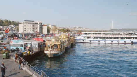 Restaurante-De-Pescado-En-Barco-En-El-Puente-De-Gálata-Eminonu-Cuerno-De-Oro-Estambul