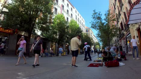 La-Gran-Vía-De-Madrid-Es-Una-Sinfonía-De-Vida,-Y-Nuestro-Gimbal-Shot-Te-Invita-A-Ser-Parte-De-Esta-Vibrante-Actuación.