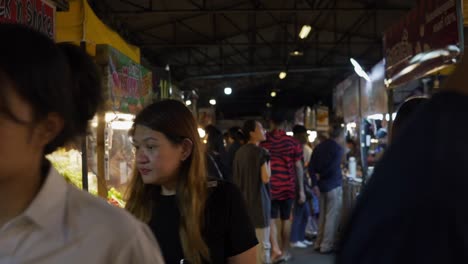 Recorrido-A-Pie-Pov-Concurrido-Mercado-Nocturno-Asiático-En-Bangkok,-Tailandia