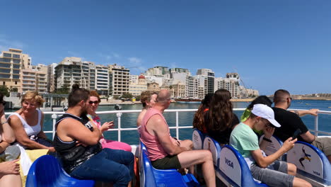 Zeitlupenaufnahme-Von-Touristen-Auf-Einem-Ausflugsboot-In-Valletta,-Malta
