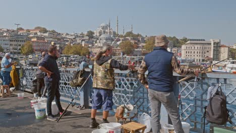 Angeln-Entlang-Der-Galata-Brücke-Mit-Der-Skyline-Von-Istanbul-Im-Hintergrund