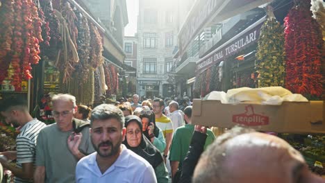 El-Hombre-Equilibra-La-Caja-Encima-De-La-Cabeza-Caminando-Por-El-Concurrido-Mercado-Turco