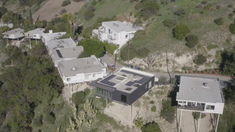 Toma-De-Drones-De-4.000-Metros-De-Casas-Sobre-Pilotes-En-La-Ladera-De-Sherman-Oaks,-California